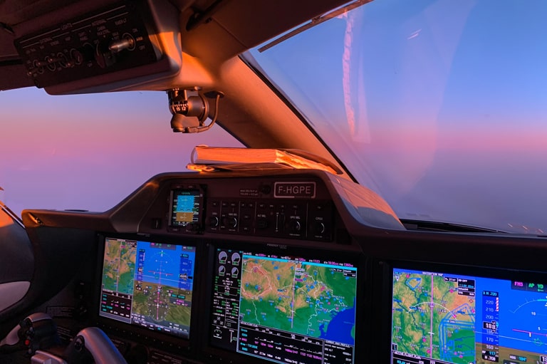 cockpit-phenom-300e-coucher-de-soleil